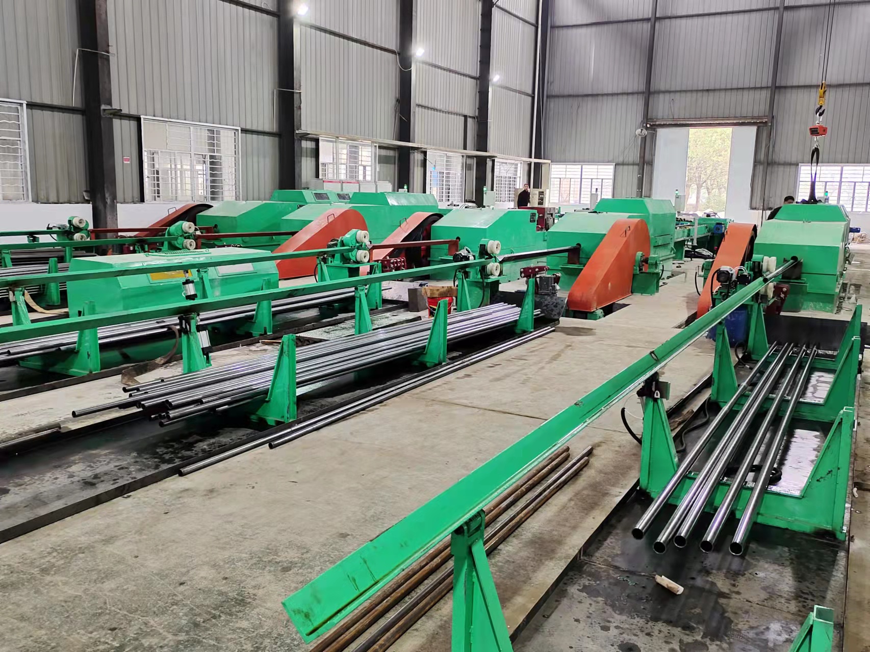 LG (двухроликовые) и LD (многороликовые), с более чем 30 спецификациями и моделями, обслуживают многие компании по производству труб из цветных металлов, нержавеющей стали, легированной стали, черной и других отраслей.